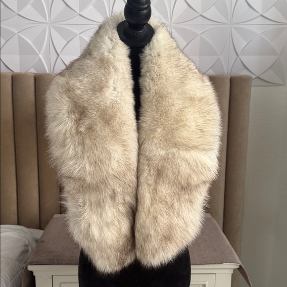 Sold / SAGA FOX FUR STOLE WRAP - Picture 8 of 16